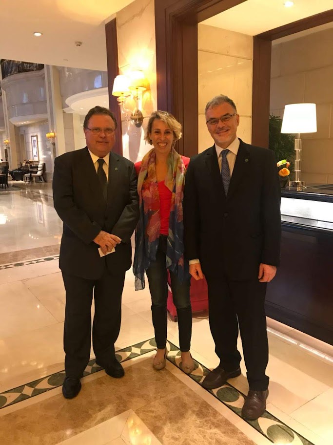 Maria Eduarda M. Blaiklock com Blairo Maggi, ex-Ministro da Agricultura, Pecuária e Abastecimento, e Odilson Ribeiro e Silva, Pequim